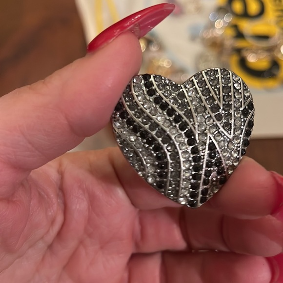 Black & silver rhinestone heart stretch band ring nwot - Picture 4 of 5